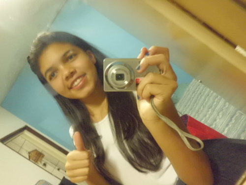 Tenho 13 anos *-* , curto chocolate,doritos e coca ,e amoo fini,sou feliz , tenho meus melhores amigos Deus,familia e amigos ,e levo a vida na ousadia & alegria