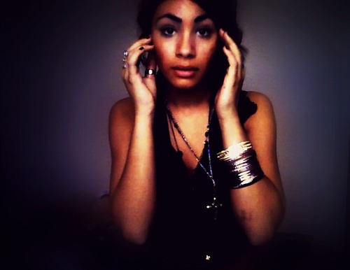 Hi my name is Yanomy I play the guitar, play the piano and sing(: #lovatic