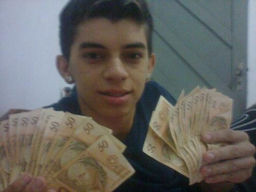 Não desanima não, que jah esta te ouvindo: Quem plantou chorando,vai colher sorrindo! ;]