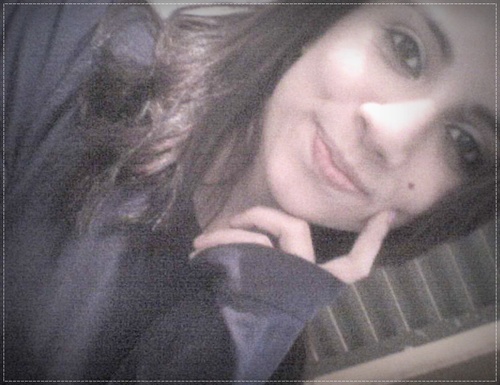 Procure arrumar motivos para sorrir e tente esquecer os que te fazem chorar.♥