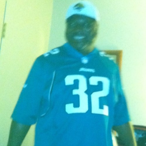 pabelton's profile picture. It's not a miracle to have a thousand friends in a year, but it's a miracle to have a friend who stays a thousand years.