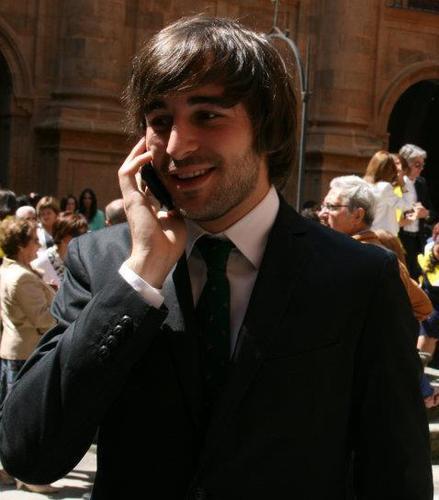 Licenciado en derecho, leonés, futbolero y basketbolero.