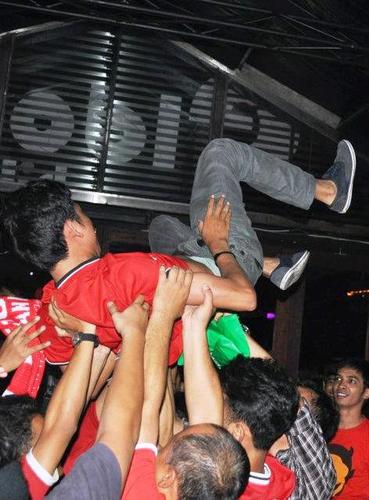 Tujuan pertama adalah membahagiakan orang tua.!!