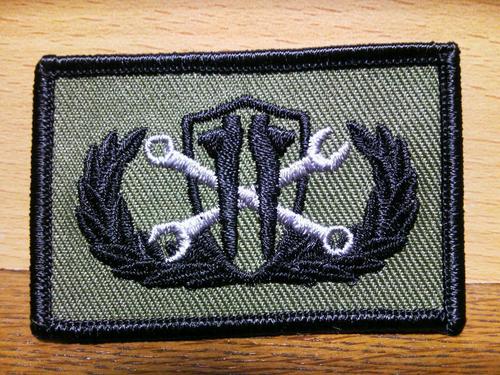 第501統合戦闘航空団飛行脚整備中隊曹長兼ねて扶桑皇国陸軍軍属（判任官）
生きるのむずかしいからご自愛ぽんわり