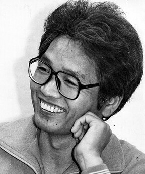 kimnamju_bot's profile picture. 1946.10.16 ~ 1994.2.13/전남/해남/출생/노래하는/전사/시인/투쟁하는/민중의/봇/반자본주의/시/메모/편지/김남주/시인이/번역한/하이네/브레이트/아라공/마야코프스키의/시도/올립니다