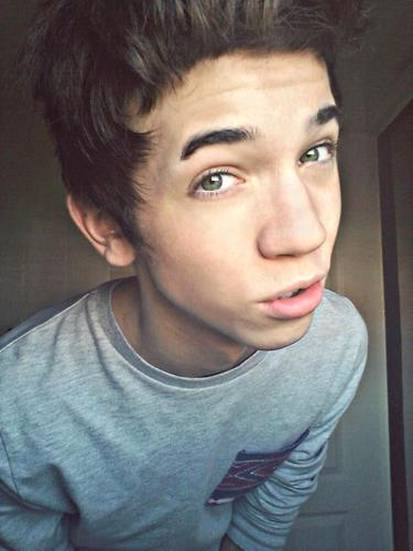 ryaanellison's profile picture. i love everyone ok.

also if you have tumblr - http://t.co/8wzUd6kwr1