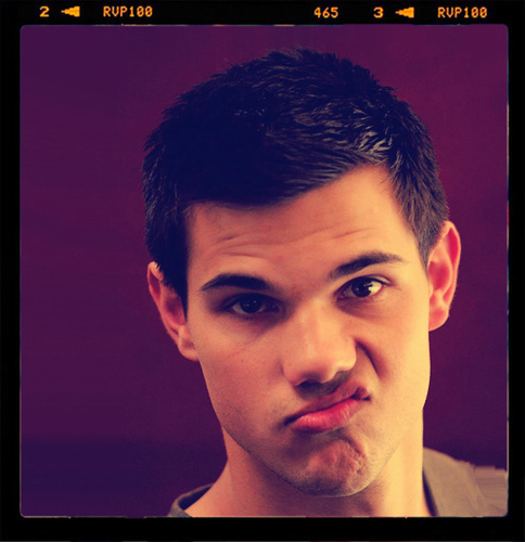 Personal Twitter account for Taylor Lautner !
I´m just a normal guy from a normal town ! Can´t wait to get to know some of my fans ( Lauties ) :D Much love 3