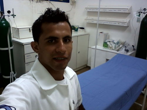 Eu faço curso tecnico de enfermagem eu gosto muito de jogar futebol