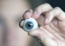 Com os olhos nas pontas dos dedos explorando a internet e mostrando que de mais legal vejo.
Entra lá no blog
http://t.co/SBBv6vEk