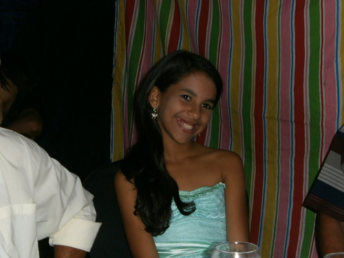 sou morena,tenho11 anos,cabelos pretos,alegre,inteligente,amiga...