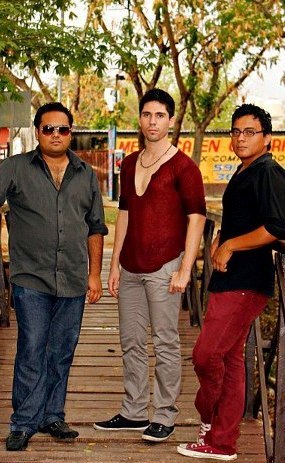 Hola chicos!!! somos un grupo Mexicano, amamos la música, y tenemos un sonido pop con influencias rock, funck y latin pop,disfruten nuestra propuesta!!!