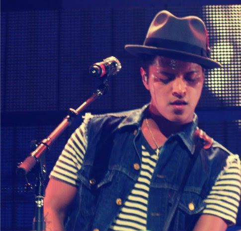 Estamos viajando com o Bruno Mars, então quando eu voltar escrevo uma bio legal   323230827bjos :*  
By: Laís e Luane.