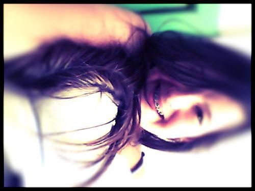 - muitos me conhecem, poucos sabem da minha vida. ninguém sabe o que eu sinto e se pensa que me entende, me conhece, está enganado, não conhece meus sentimentos