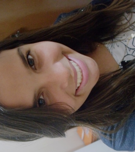Estudante, 16 anos, taurina, Flamenguista, evangélica, irônica, dramática e muito ciumenta!