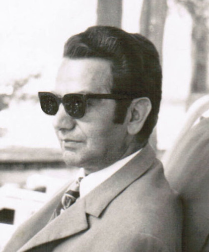 از پشت عینکِ بزرگِ سیاهم با چه تردیدی دنیایِ بزرگِ سیاه مان را تماشا می‌کنم