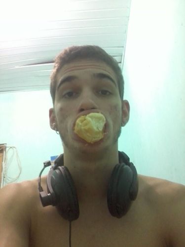 Vivo num mundo paralelo onde não há limites pra sonhar, gosto de reggae, Marcelinho e sou Fã alucinada pelo @marcspablo