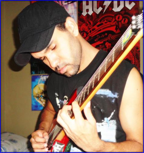Professor Tec.Elétrica/ Guitarrista..

Gravando minha primeira dêmo solo.