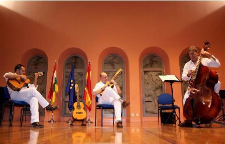 Acoustic Trio - Authentic Latin Music.

Hemos llevado nuestra música a más de 40 países del mundo y a todos los rincones de Colombia. Instagram: @barberosocorro