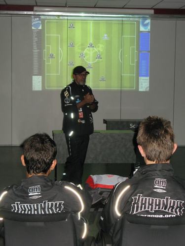 Treinador de futebol
Aquilo que não me mata imediatamente, me fortalece.