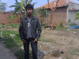 Jgn prnah mnysal tuk mnyayangi seorg, krna betapapun brukny prlakuan seorg pda kta, rasa syng'a prnh mmbwa knangan terindah yg kn slalu trsmpn d'hti kta