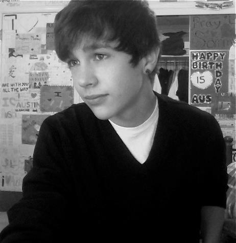 Please follow me im new on twitter and i follow back !!! :))