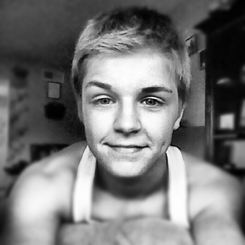 I always follow back!!! i promise!;) and please go follow me on instagram:)) @stephenmaddox im also married to nicki minaj;D