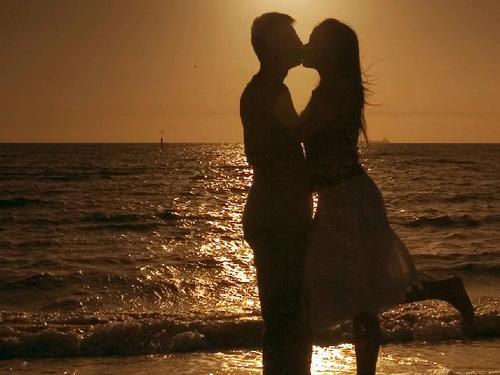 #teamfollowbackk! I tweet quotes about love and life.