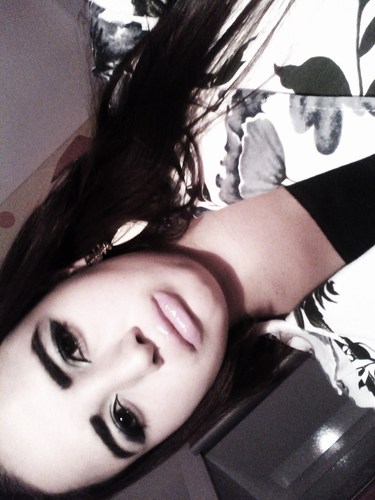 Sorria bonito e deixe os outros quererem descobrir qual é o segredo que faz você rir.../ ........ me segue? '-'