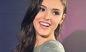 Sou uma FC DA Isabelle Drummond @IsabelleOfic Teee Amoo Com Todooo Carinhuuú do mundo pra voooc  te adoroooo S2 ; * Lindaã de Bunitaaã . 
#CheiasdeCharme