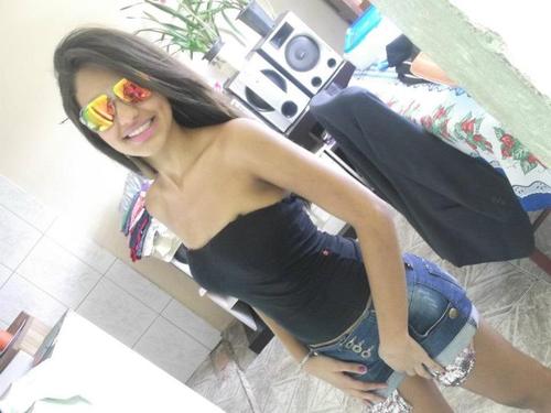 14 anos, extrovertida, humilde, solteira....
Agrado alguns, naturalmente outros vão detestar. Mas eu faço por mim, errado é se eu mudar pra te agradar.