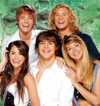 soy fan de casi angeles y hago este twitter par ue todas las fans nos unamos y hagamos que repitan casi angeles or telefe