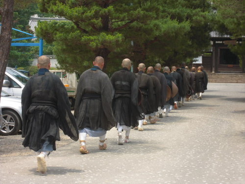 山口県庁隣りに位置する臨済宗寺院。看板犬『マル住職』が一喝にてお出迎え。毎週土曜日夜19時より坐禅会を行っています。心地良い風が吹き抜ける本堂での、おひるねもどうぞ！