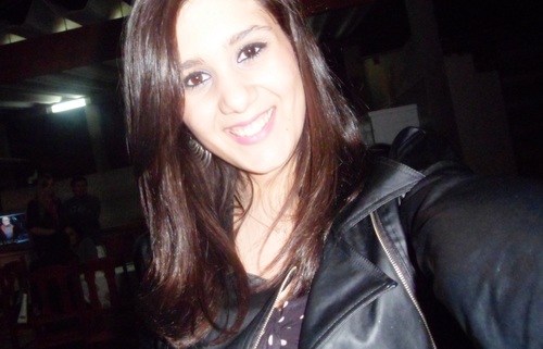Bailarina, extrovertida, ansiosa, viciada em música, fotos, internet e... apaixonada pela vida (: