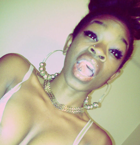 haaay #TEAMSINGLE its Champagne iM 19 im (5'1) a Spoil BaddAss ilander i Stay in Cali :) i like what i like Follow Meeh Or Get Losted.   . -Salute Bitch