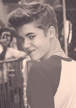 Antiga: @Fcjustin_vida' Sou Belieber,sou Swagdeira, Eu piro Swag do @JustinBieber.... Meeu chocolateziinho Branco'