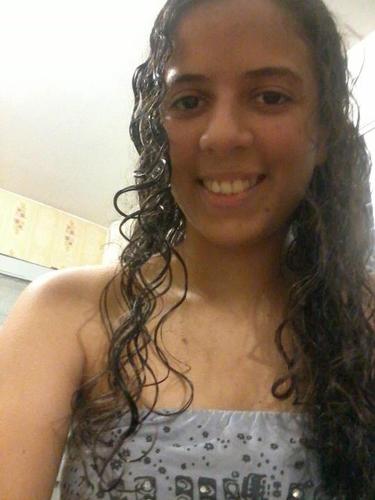 Tímida,calada,quietinha...MAS NUNCA BOBINHAA!! Amo a familia que tenho...amo minhas amigas
E cuidado:faço parte do FBI; Federação das Baixinhas Invocadas..