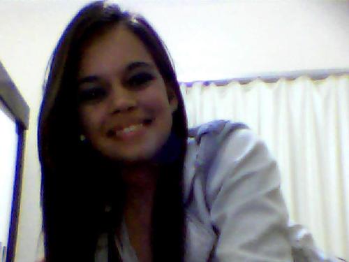 “Tem gente que tem o dom, de mesmo triste continuar sorrindo.”