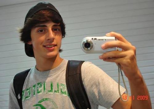 Você já guardou a sua dor pra você, só porque seu amigo precisava de você sorrindo?