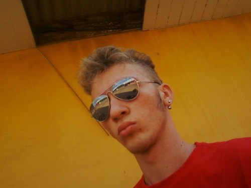 Sou uma pessoas extrovertida,que vive de bem com á vida...