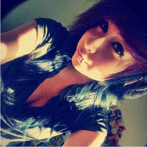 EmoWh0refb's profile picture. I'm random and eat watermelon with a spoon 'cause I'm a fucking lady!