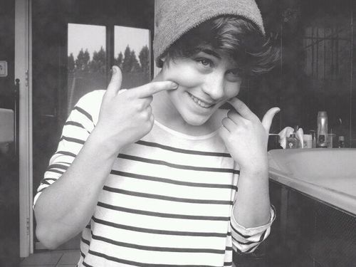 I'm a german boy. My first home is in america and my second is in germany. I'm 17 years old and always happy ! :D