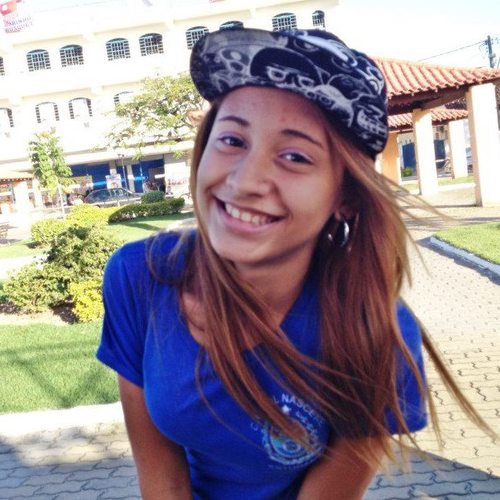 Ela é perfeita, mas tem inumeros defeitos
Ela fala alto grita, da gargalhadas, mas se faz de tímida
Ela é santa,mas sabe provocar ★ ♥;