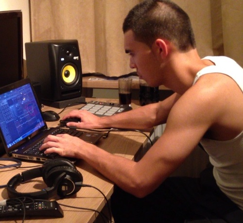 Beatmaker/Producer (Hip-Hop/Rap/R&B). 18 years old, from the Netherlands. For contact: alexricardo.beats@gmail.com #TeamFollowBack