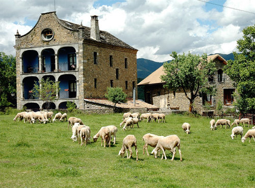 turismo rural, catalogada de interés arquitectónico, cerca  de ordesa, nos caracteriza las espectaculares vistas desde cualquier rincon de casa y por la tranqu