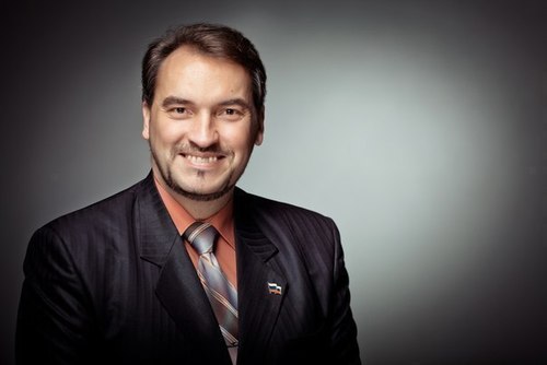 Бог нам дал просторы,недра,-мол, живи и не тужи,Только будь благоразумным и богатством дорожи! Реально оцениваю просторы... Связан с общественностью