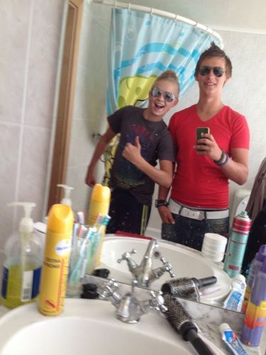 RickyVdzee's profile picture. ping:29FFAC94