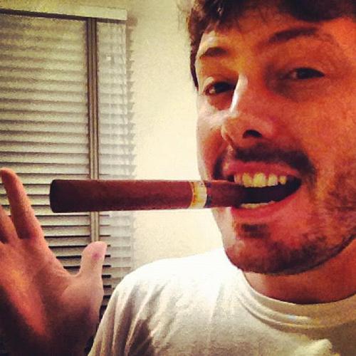 Sua fonte de informação sobre o Danilo Gentili. (Santo André, 27 de setembro de 1979) é um humorista, escritor, cartunista, repórter, empresário e apresentador.