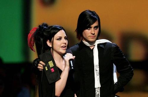 amo a AMY LEE y JARED LETO  creo que tiene que ver con mi bisexualidad xD yyyy soi una especie de peter pan (nunca maduere)