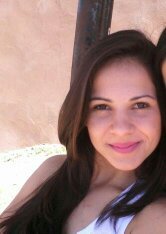 Uma menina carinhosa extrovertida,estudiosa,que trabalha muito,delicada e que ama a vida,...  A distancia pode causa Saudadee
 Mas nunkaa o esquecimento'OO