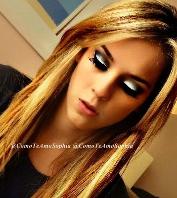 A minha alegria é você,a minha inspiração é a tua batalha,se estás tristes fico triste.Você me ensinou o que amar e o que é ser fã.Muito obrigada @sophiaabrahao